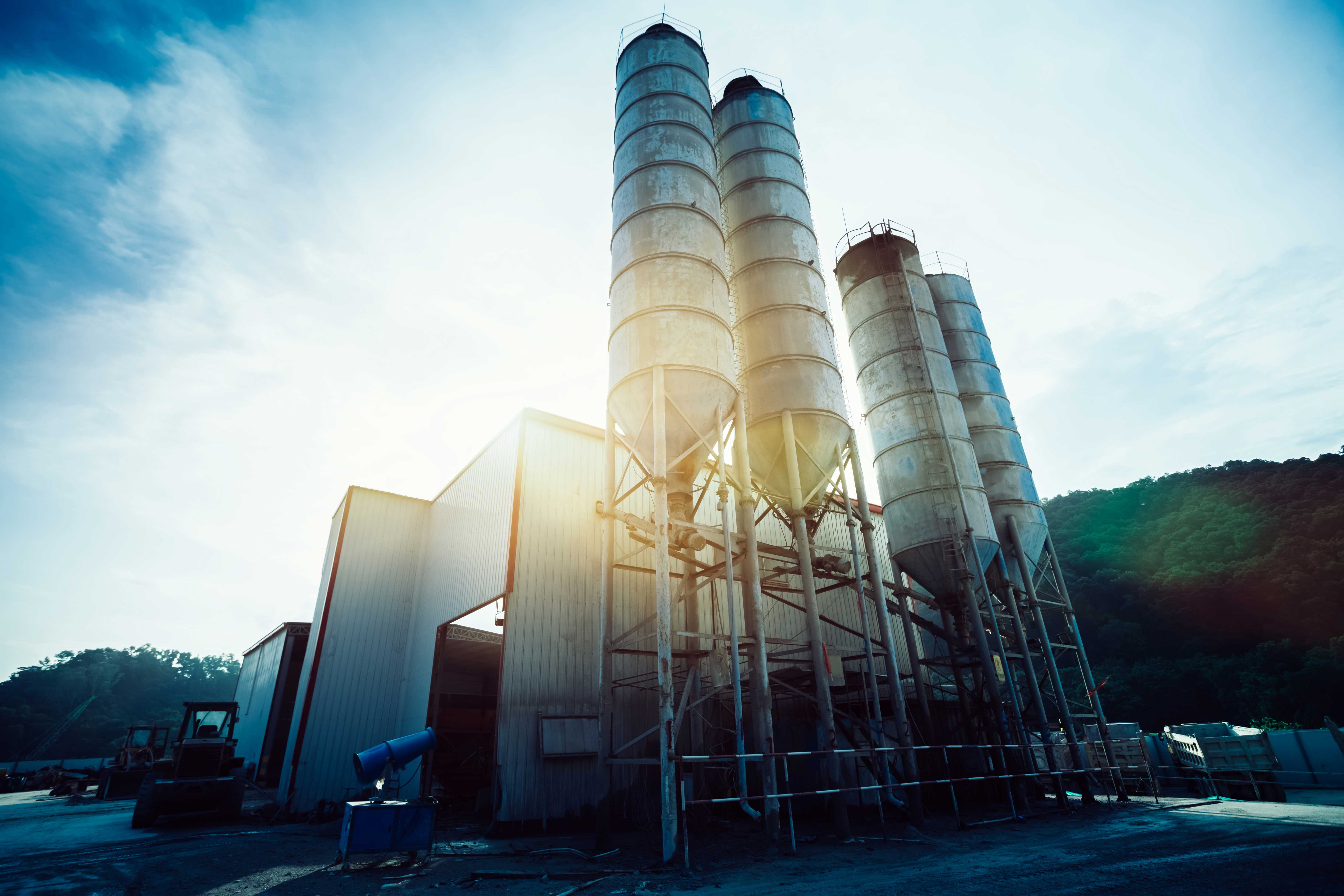exterior-view-of-a-cement-factory-XE24QDF